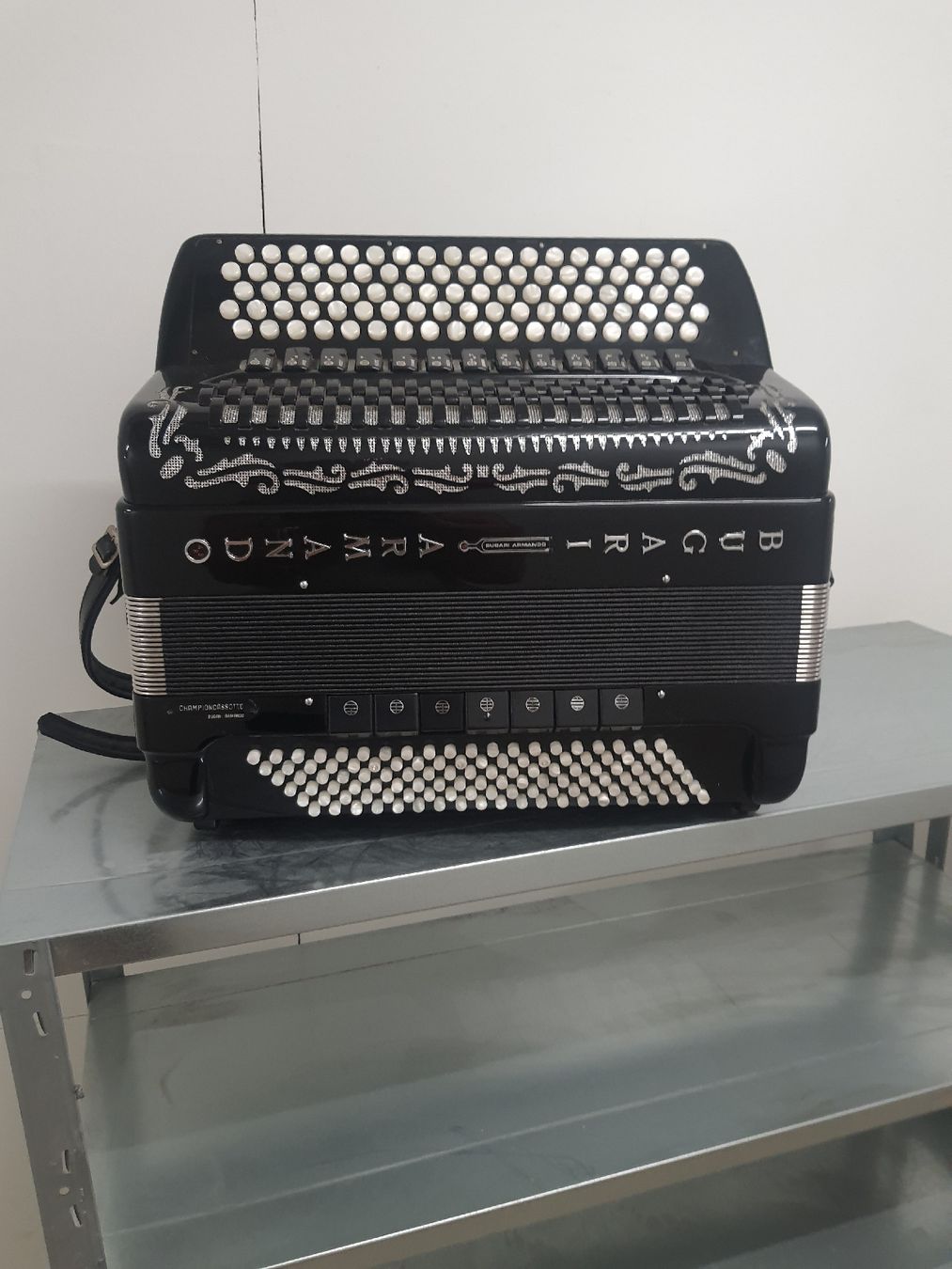 Strumenti musicali: accordéon chromatique Bugari avec cassotto  – Usato da Pont-de-la-Morge venduto da Mirabelle0 1
