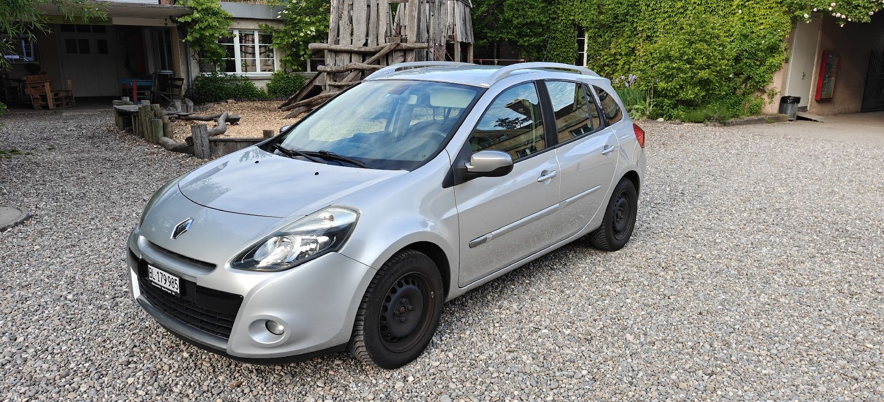 Renault Automobili: RENAULT Clio 1.2 100, Stationwagon, gray, 2011 – Usato da Münchenstein venduto da s3bas7ian 8