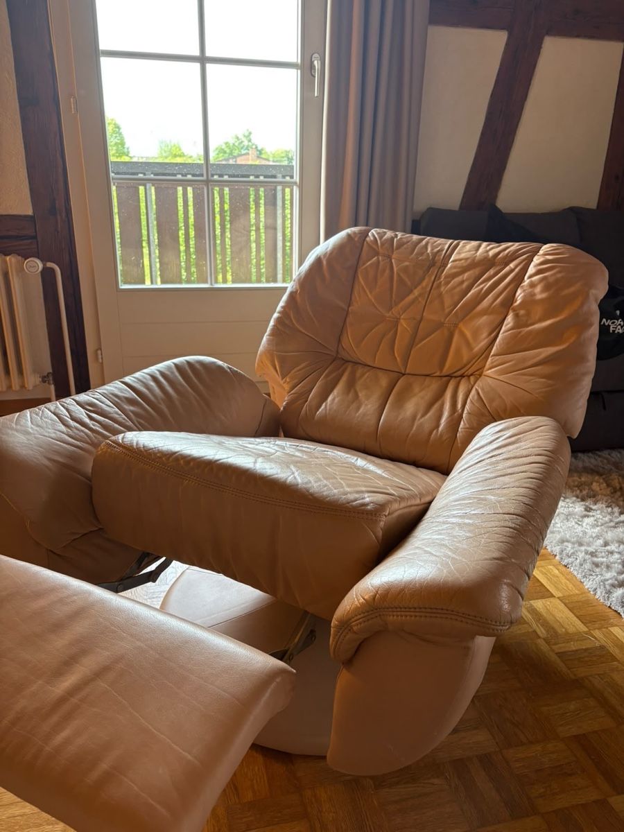 Poltrone: Ledersessel mit Hocker beige Drehstuhl gebraucht – Usato da Baar venduto da lupatropic 1