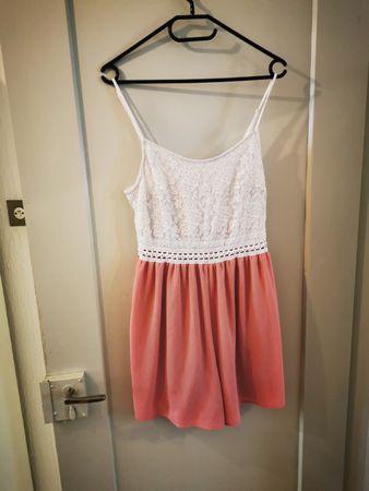Kleid mit Spitzenoberteil und orangefarbenem Rock Grösse 40