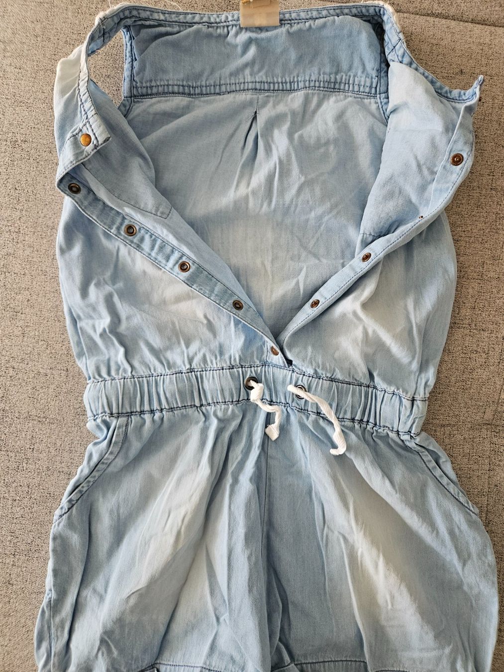 Manor Tute: Jeans Overall, kurz Gr. 122/128, hellblau mit Spitze – Usato da Bellach venduto da Chiini 3