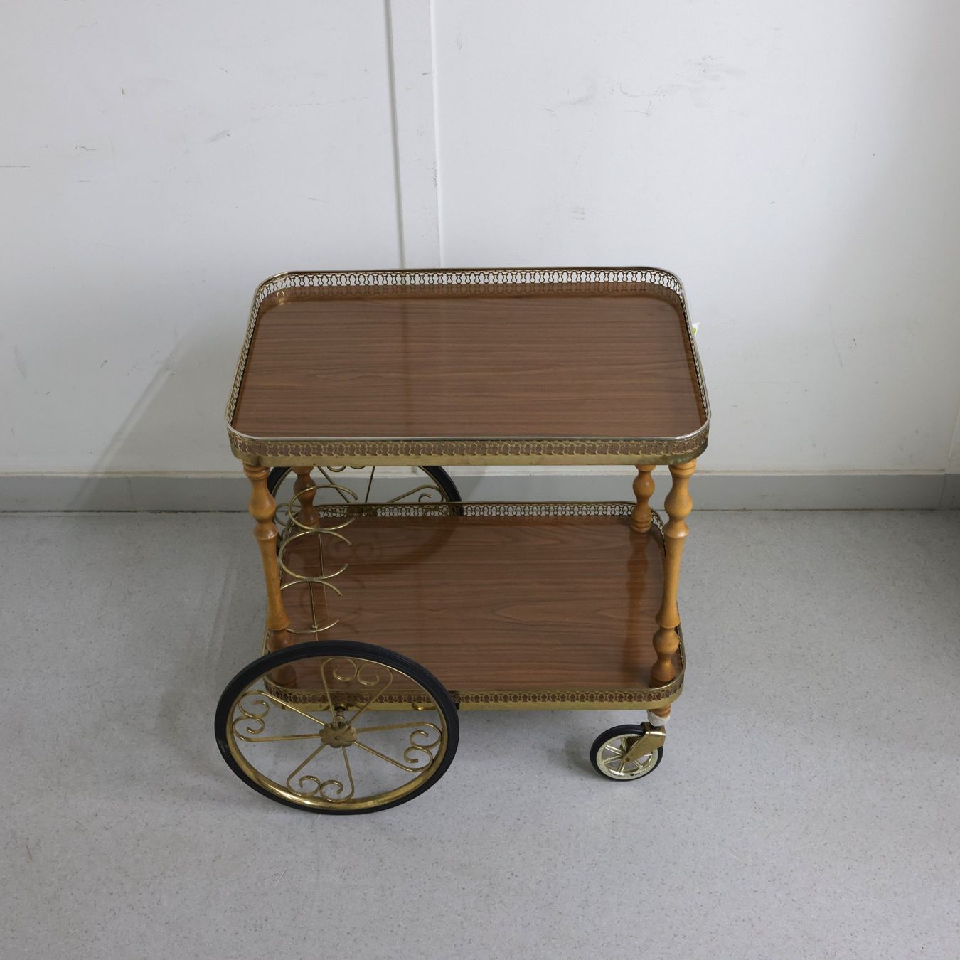 Carrelli di servizio: Vintage-Servierwagen aus Holz und Messing – Usato da Volketswil venduto da brockipfannenstil