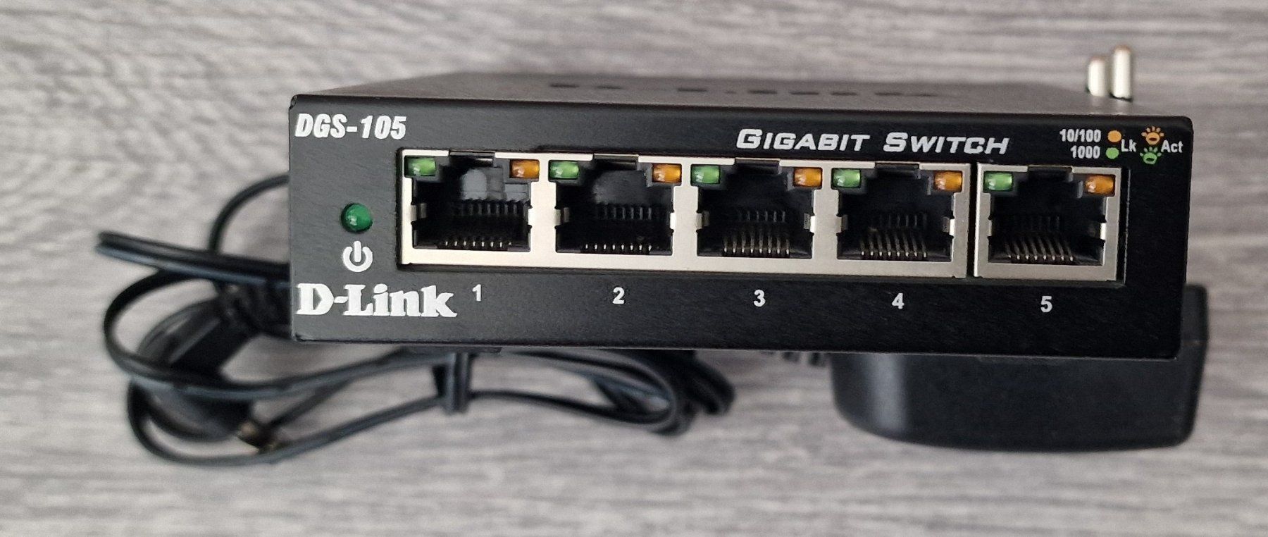 Dlink Hub & Switch: D-Link DGS-105 5-Port Gigabit Switch – Usato da Wetzikon ZH venduto da xellent79
