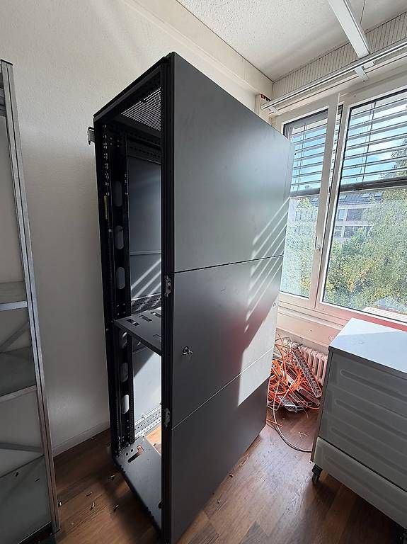 Racks & Ständer: Serverrack / Netzwerkschrank Gebraucht – Gebraucht aus Dietlikon von off_w878 1