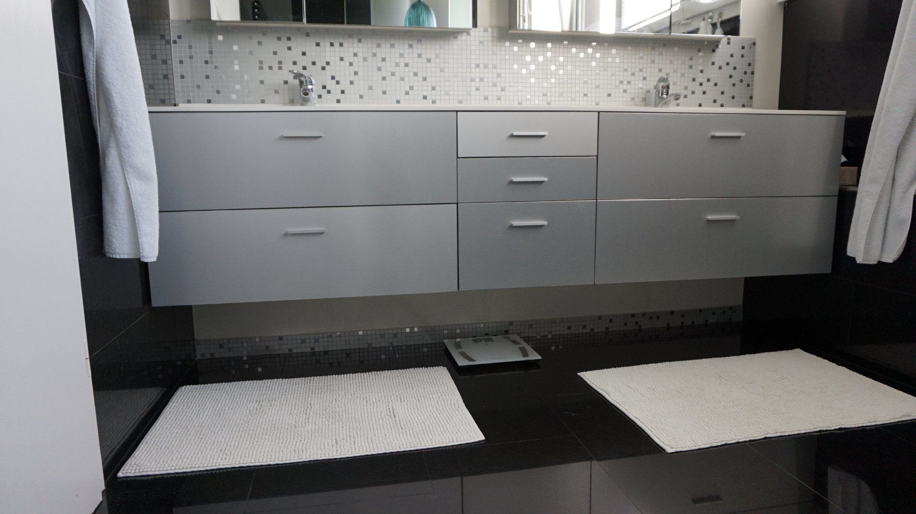 Mobili per bagno: Doppelwaschbecken mit Unterschrank Hängend – Usato da Röschenz venduto da anklint 2