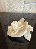 Figur Engel in einer Blume