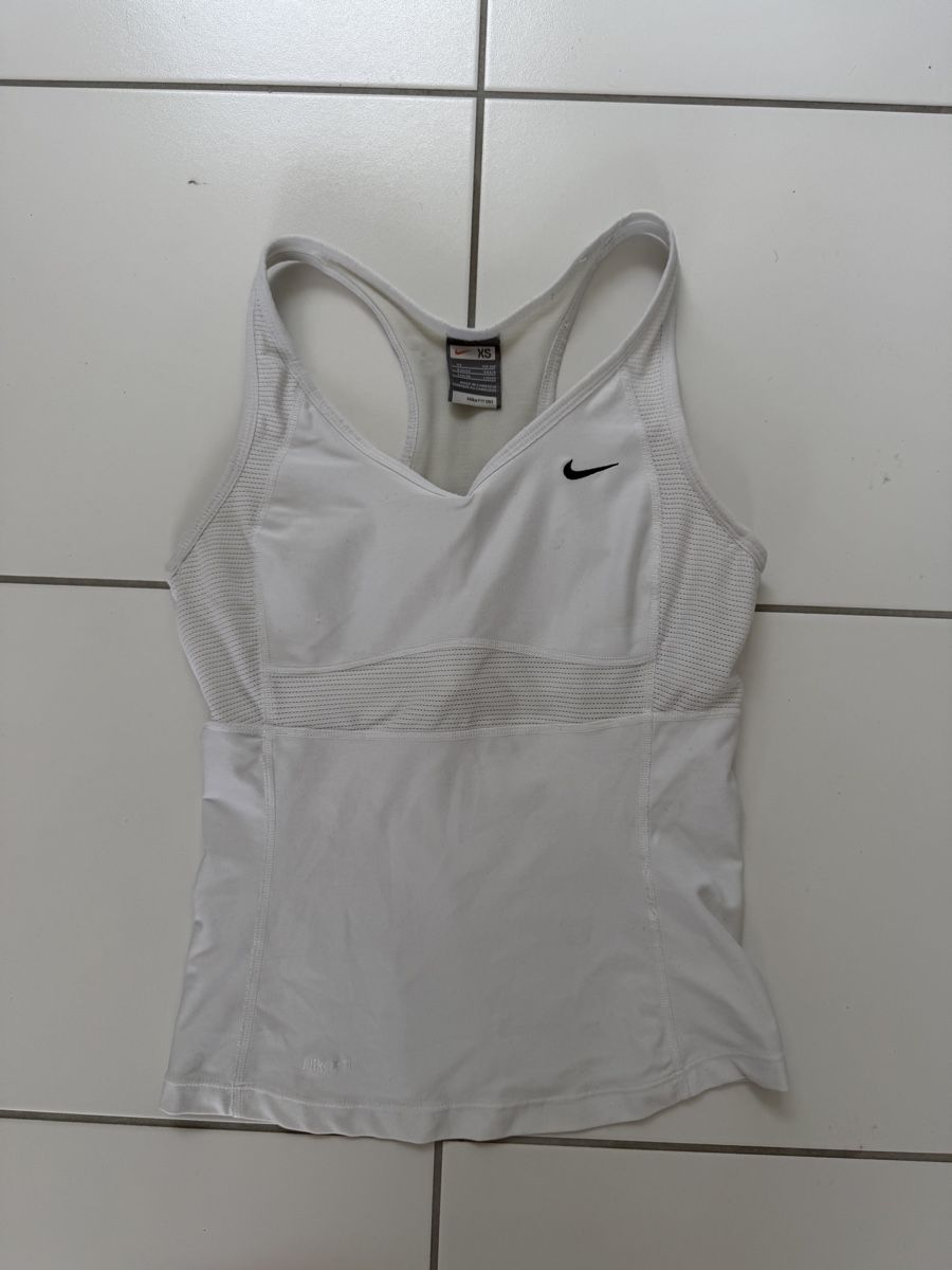Nike Tops: Nike Sport Top – D'occasion à Schmerikon par 80zz08