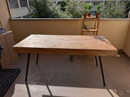 Teakholz-Tisch mit schwarzen Metallbeinen 160 x 78 cm