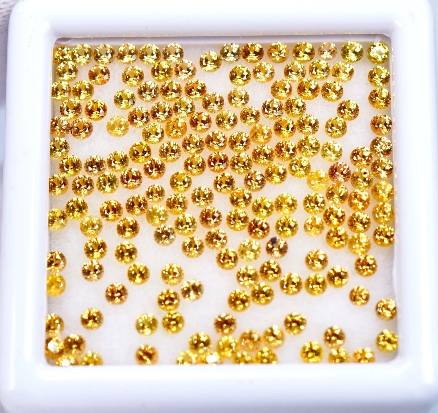 Pietre preziose: 170 feinst brillantgeschliffene gelbe Saphir-Pointer 1.5mm – Nuovo (secondo la descrizione) da Nuglar venduto da Tc15
