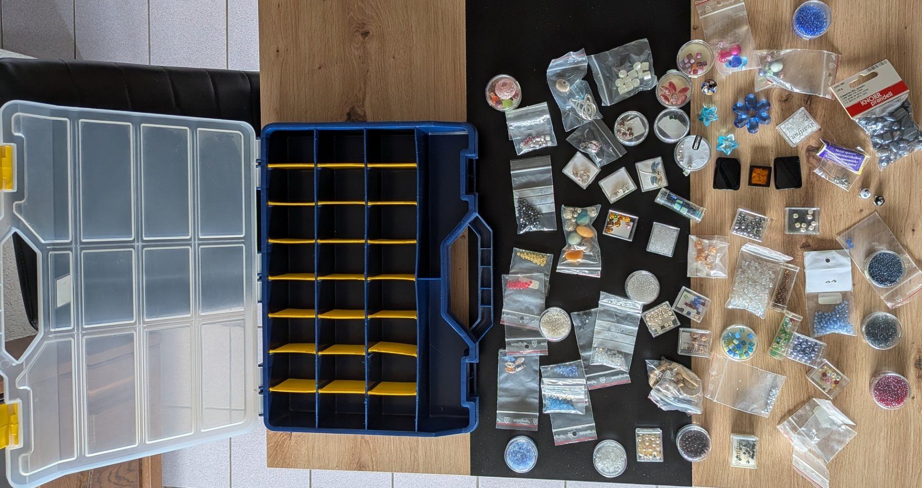 Perle (finte): Lot de perles avec boîte de rangement – Nuovo (secondo la descrizione) da Villariaz venduto da Mariejoconde
