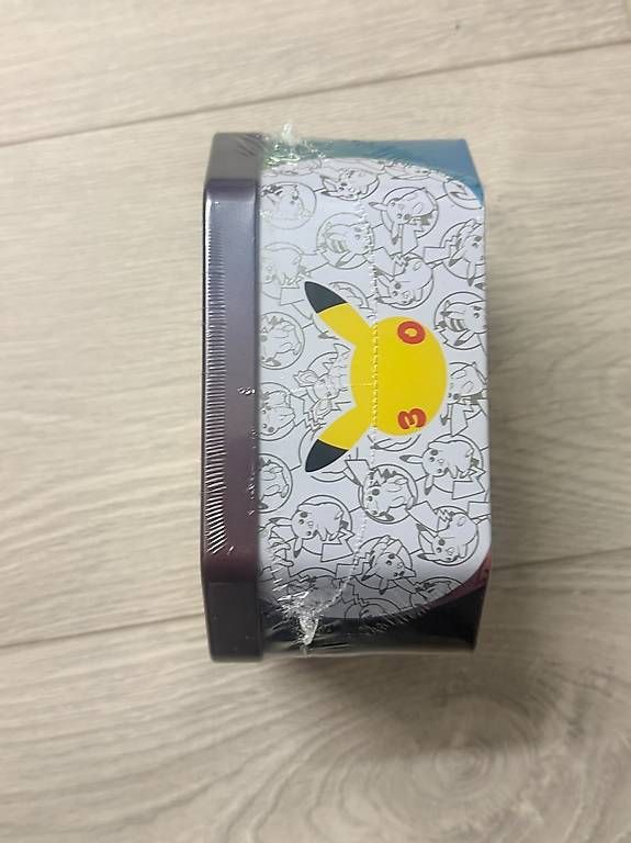 Carte collezionabili: Pokemon 30th celebration Tin box DE – Nuovo e nell'imballaggio originale da Buchs AG venduto da gia_8nqp 2