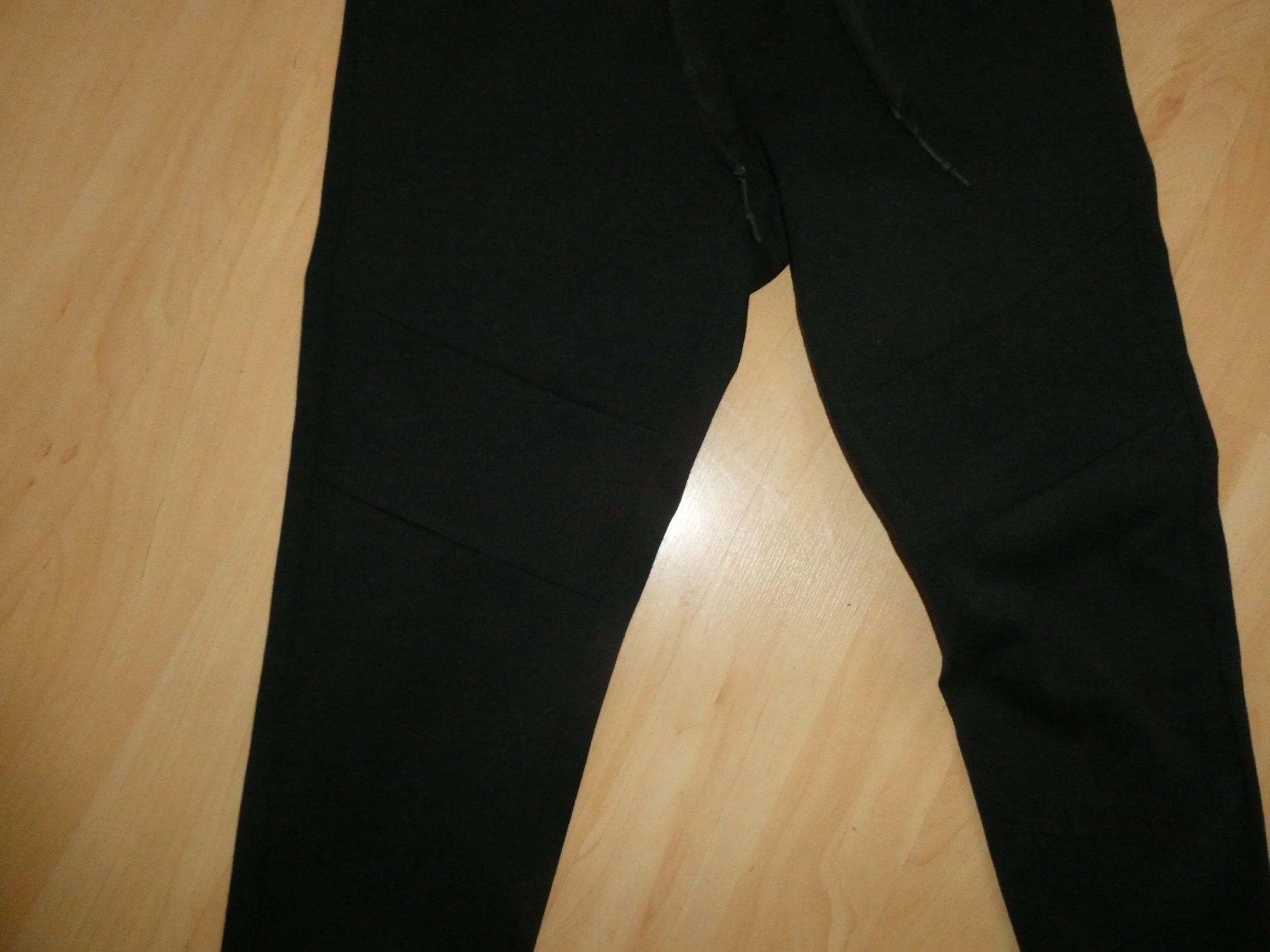 Pantaloni: Schwarze Trainingshose Gr. M – Usato da Mels venduto da KOSL 3