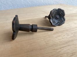 Möbelknöpfe Blumenform 2 Stück antik Eisen mit Gewinde