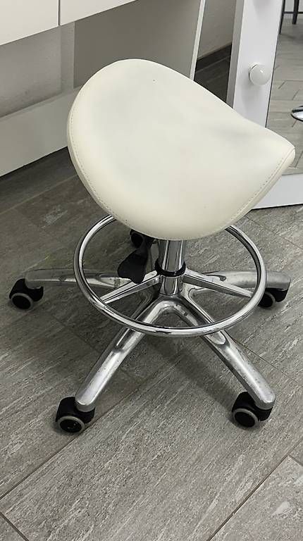Kosmetik-& Massageliegen: Kosmetikstudio Möbel gebraucht  – Gebraucht aus Zürich von inf_95nf 3