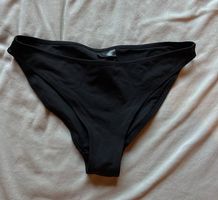schwarze Bikinohose