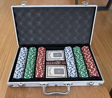 Poker-Set 300 Chips im Alu-Koffer inkl. Karten & Würfel