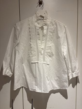 Sandro Bluse: Weiss mit silbernen Details