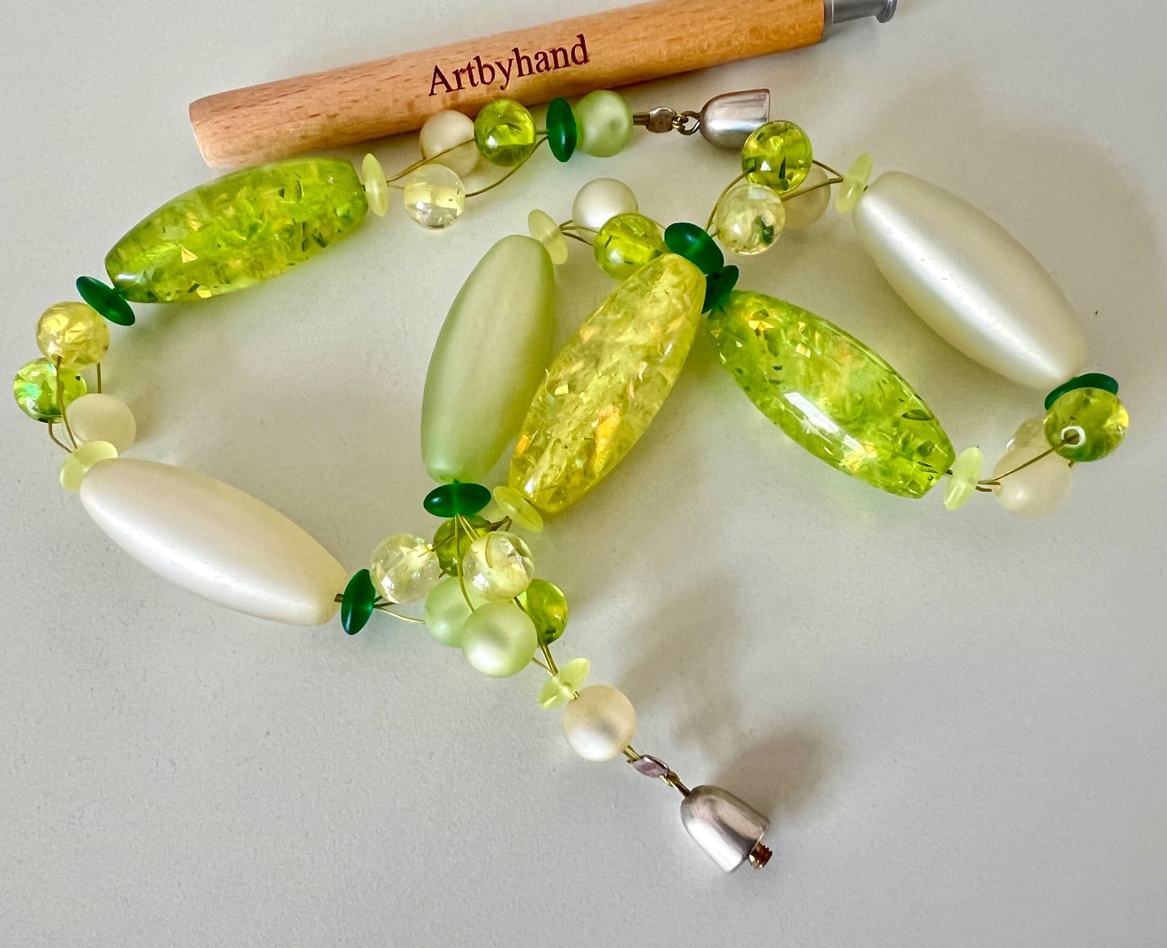 Catenine: Lichtspiel Statement-Glaskette Limettengrün Weiss mit Perlen – Usato da Ruswil venduto da artbyhand 3