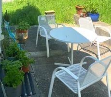Gartentisch mit Stühlen aus Metall – zu verschenken