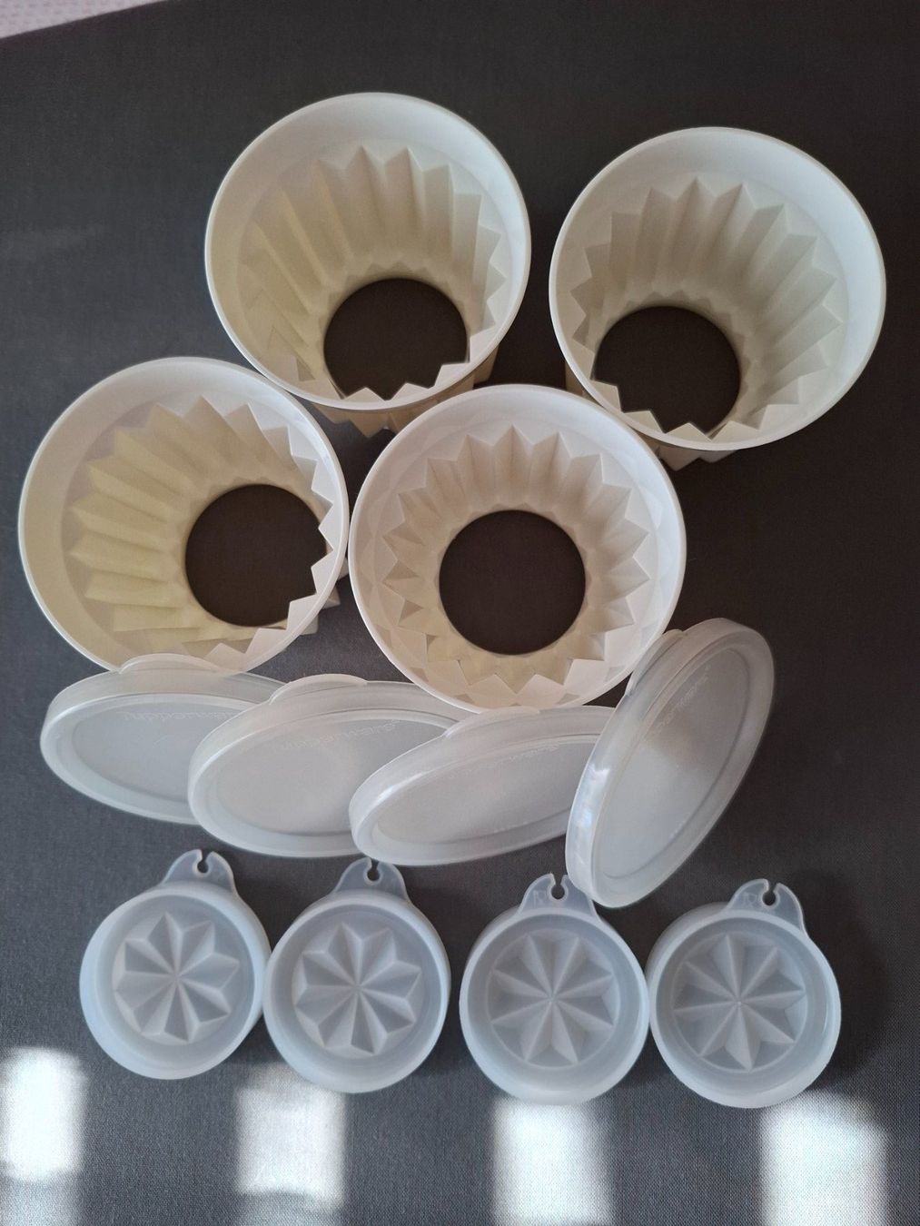 Tupperware Contenitori & Simili: 4 fast neue Tupperware-Vintage-Förmchen – Nuovo (secondo la descrizione) da Aadorf venduto da Miziti