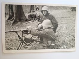 Foto Schweiz WK II, Schweizer Armee Helm Maschinengewehr R1