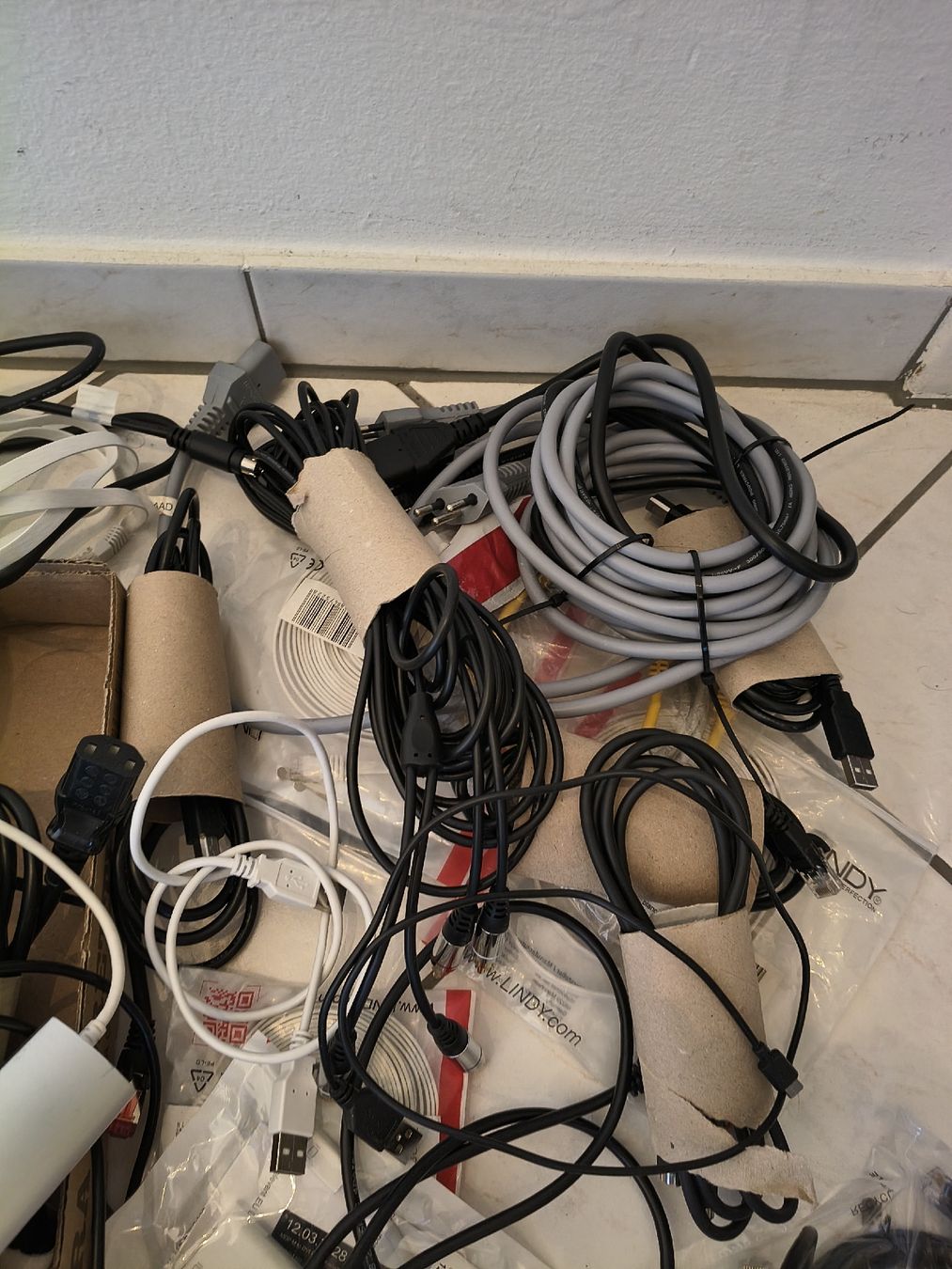 Componenti elettronici: Collection of Various Cables! – Usato da Zürich venduto da TrainLine 3
