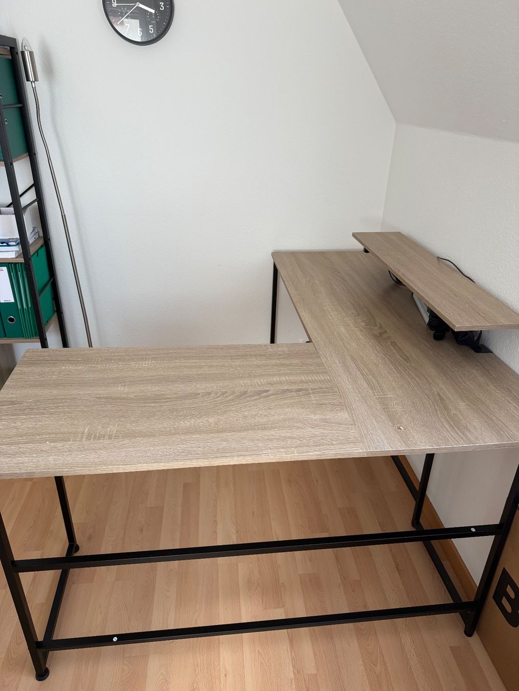 Scrivanie: Grosser Eck-Schreibtisch mit Aufsatz – Usato da St. Gallen venduto da klu_5mkg 5