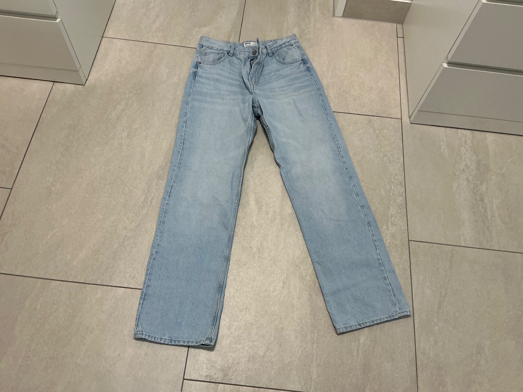 Bershka Jeans: Bershka Jeans, hellblau, Gr. 40 neuwertig – Usato da Würenlos venduto da Chicca2004 2