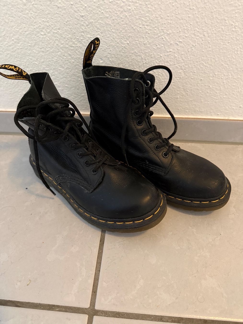 Dr. Martens Scarpe da uomo: Dr. Martens Boot Schwarz 1460 - Gratisversand – Nuovo (secondo la descrizione) da Aarberg venduto da ccdiver