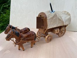 schöner Western Planwagen mit 2 Holzpferden