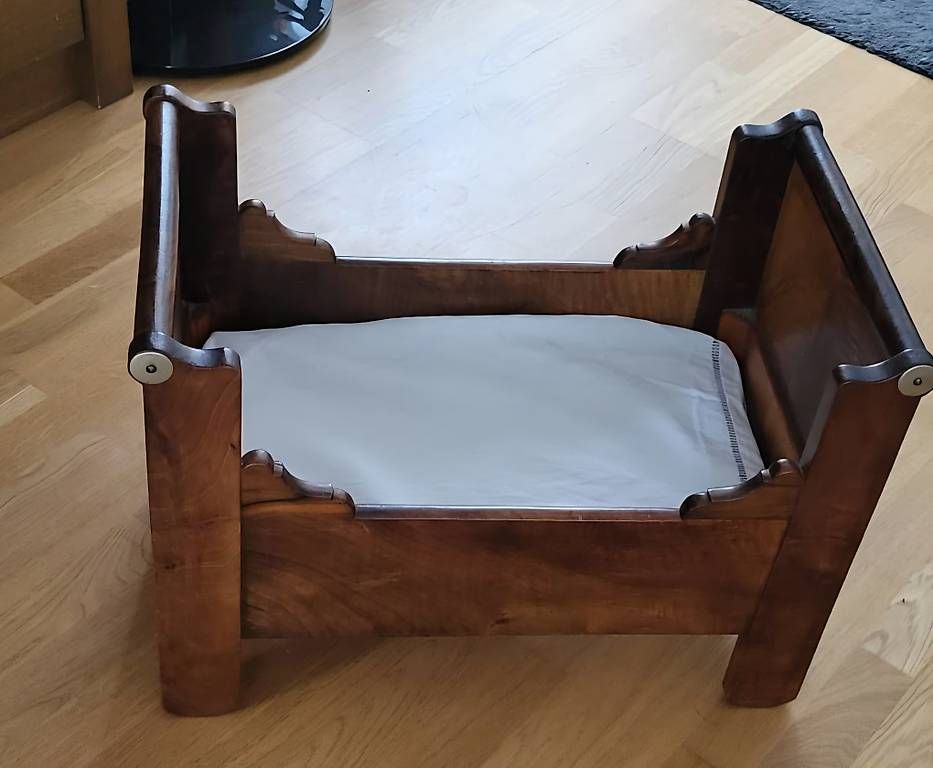 Giocattoli: Antikes Puppenbett – Usato da Andelfingen venduto da Cornelia. 2