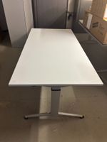 Büroschreibtisch mit T-Fuss-Gestell