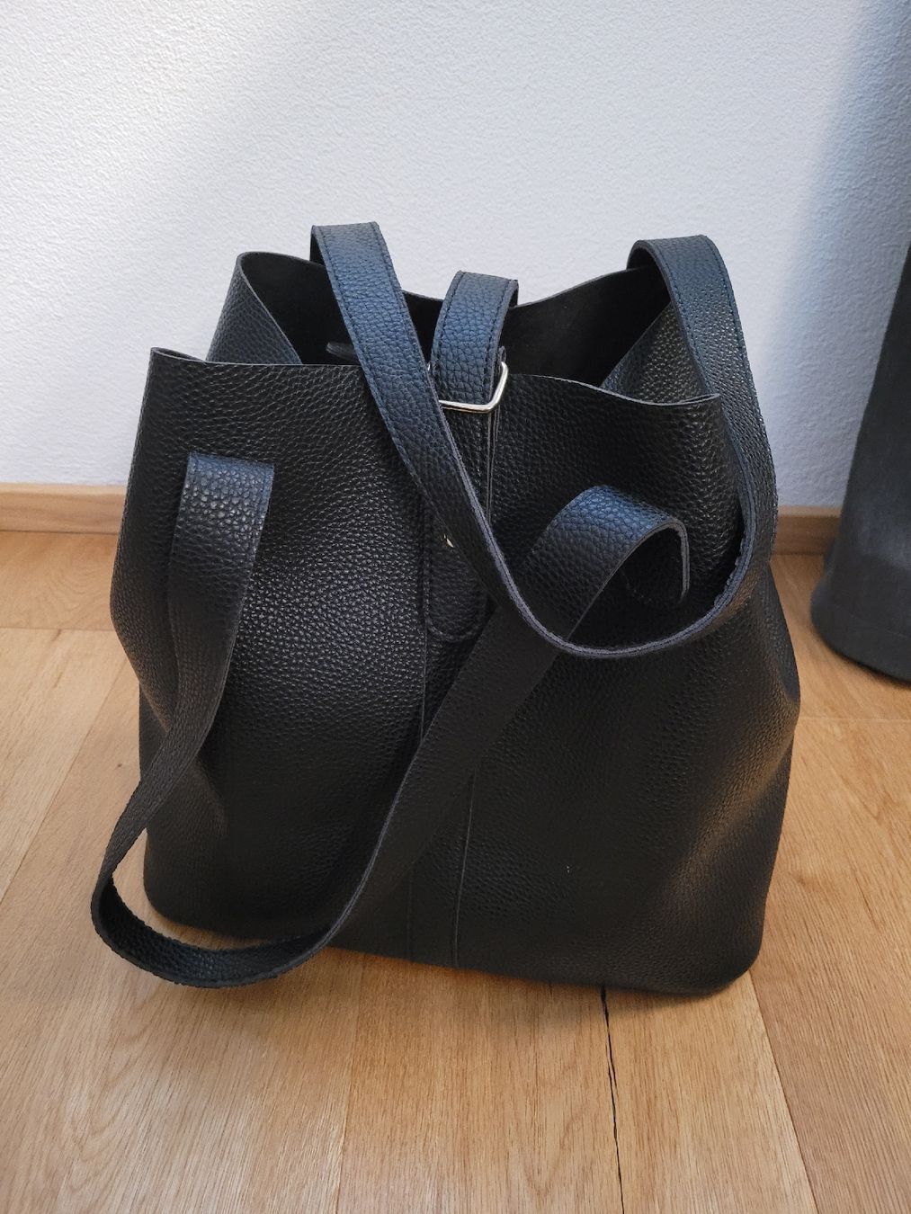 Taschen für Damen: Schwarze Handtasche / Shopper aus Kunstleder – Gebraucht aus Bennau von Moonshine_68 1