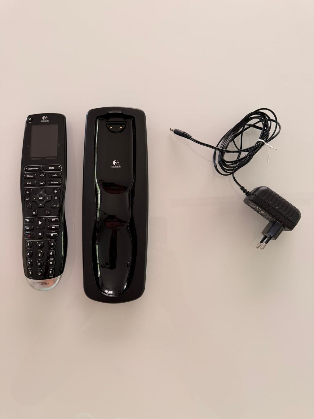 Logitech Télécommandes: Télécommande Logitech Harmony 1100 avec station de recharge – D'occasion à Vouvry par MOPSwiss 1