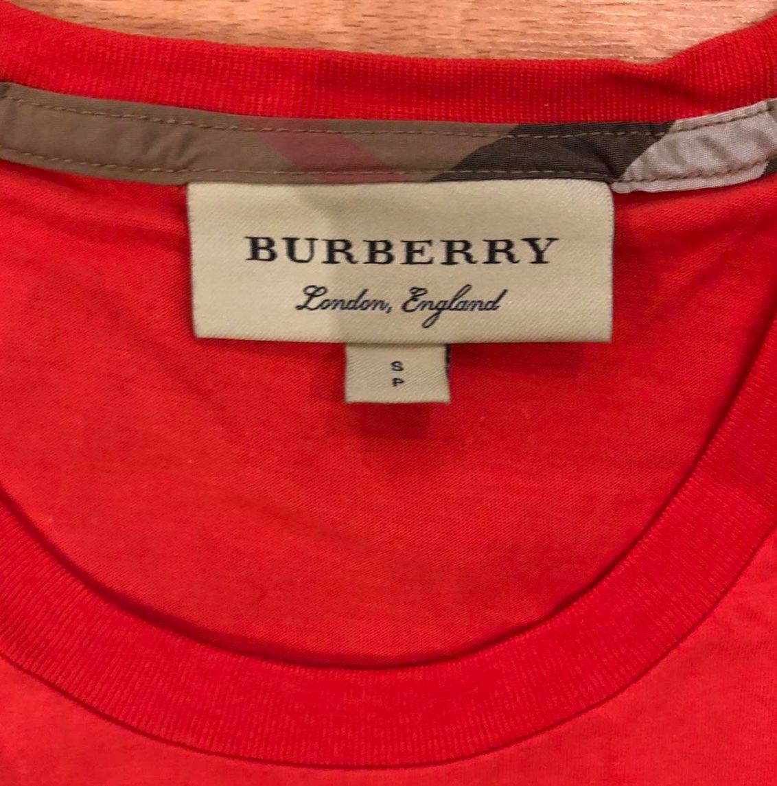 Burberry T-shirt: Burberry T-Shirt, rot, Grösse S – Nuovo (secondo la descrizione) da Opfikon venduto da TSell 3