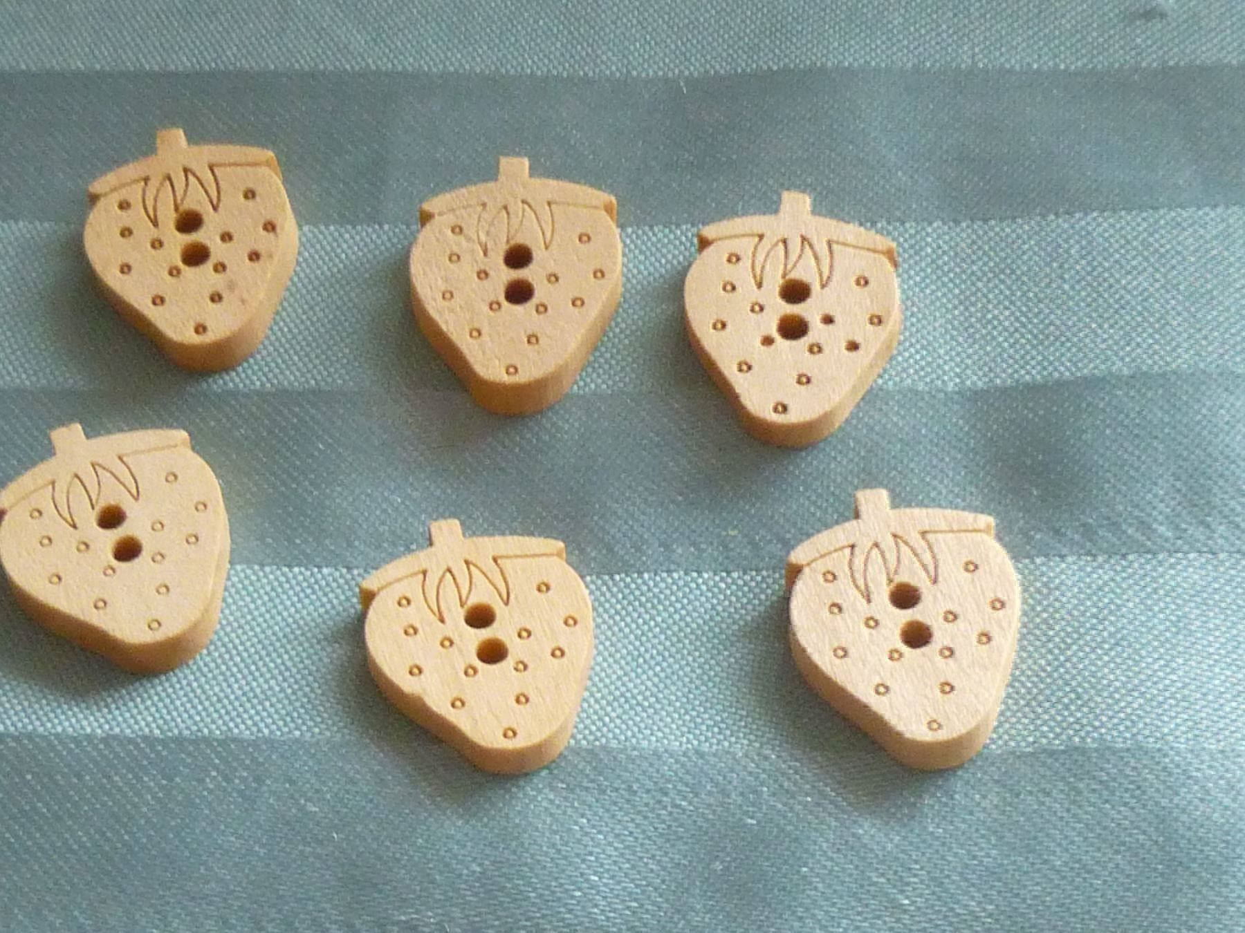 Bottoni: 20 Holzknöpfe Erdbeeri natur 2 cm – Nuovo (secondo la descrizione) da Hinwil venduto da Glasperlen