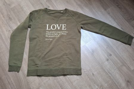 Love Your Neighbour Pullover mit Zitat von David Togni - M