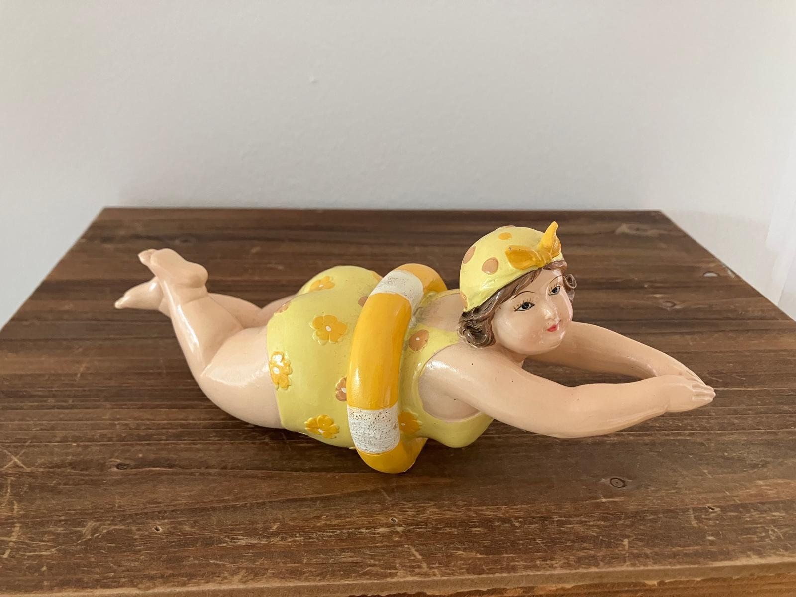 Statuette: Mollige Badenixe mit Schwimmring – Usato da Allenwinden venduto da Obalu