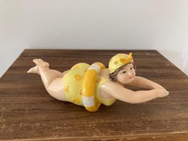 Mollige Badenixe mit Schwimmring