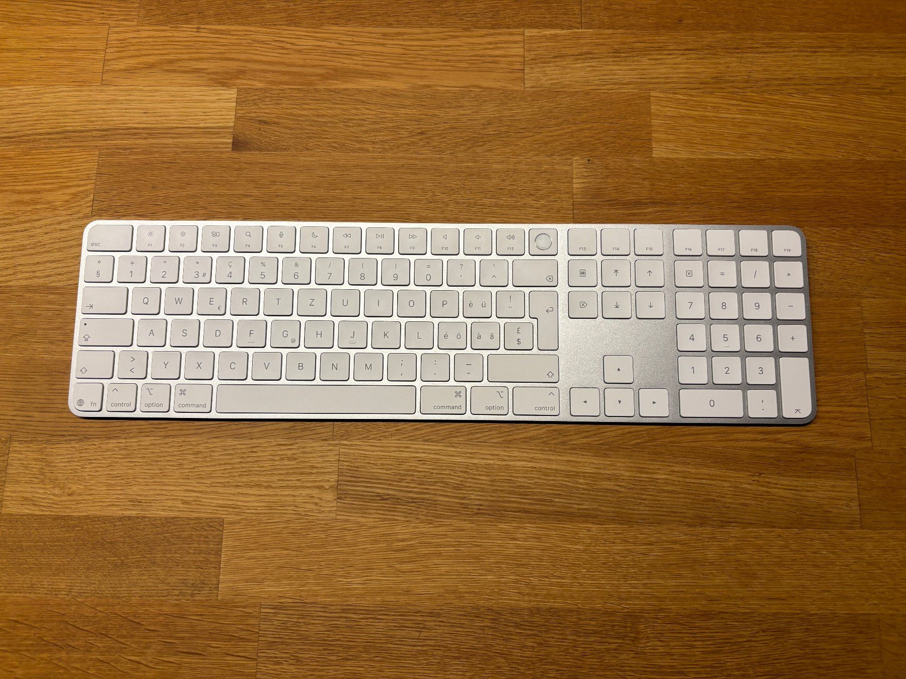 Apple Tastiere: Apple Magic Keyboard mit Touch ID und Ziffernblock CH-Layout – Nuovo (secondo la descrizione) da Wil SG venduto da Roger_Federer