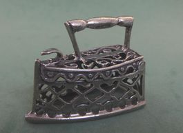 Kleine Figur Bügeleisen 925er Silber Italien nach 1964