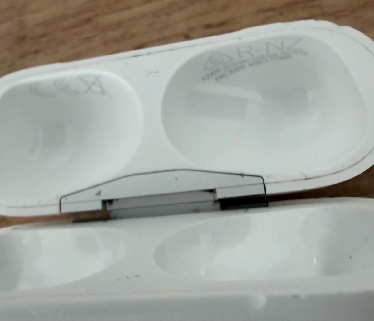 Apple Coques & Protection écran: Apple Air Pods Pro 2Gen Case  – D'occasion à Füllinsdorf par hae_gt9l 5