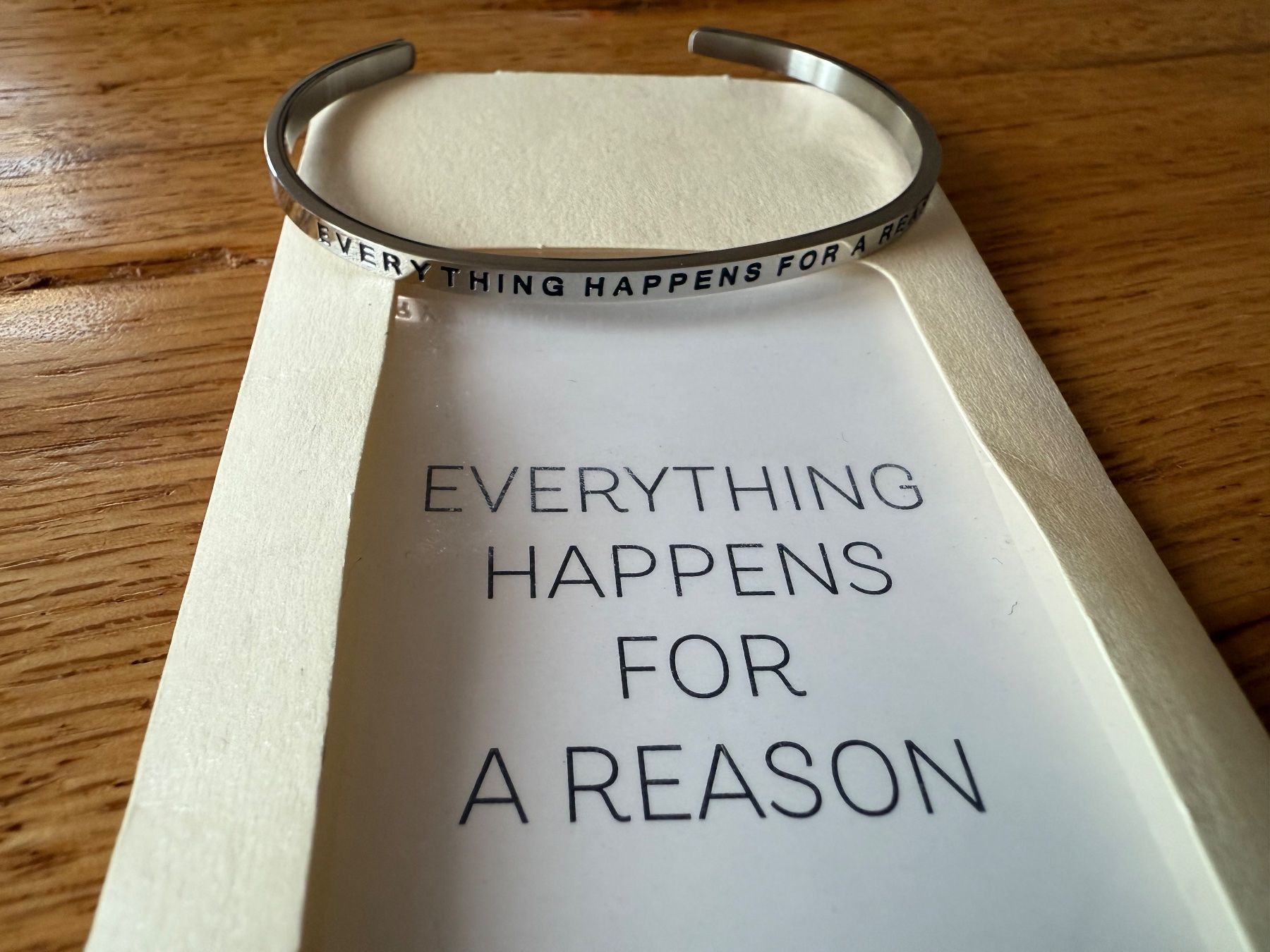 Armbänder & -reifen: Armreif " EVERYTHING HAPPENS FOR A REASON " – Gebraucht aus Basel von jetzt-wird-gemistet