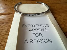 Armreif " EVERYTHING HAPPENS FOR A REASON "