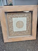 Tableau décoratif en fibres naturelles, cadre en bois clair.