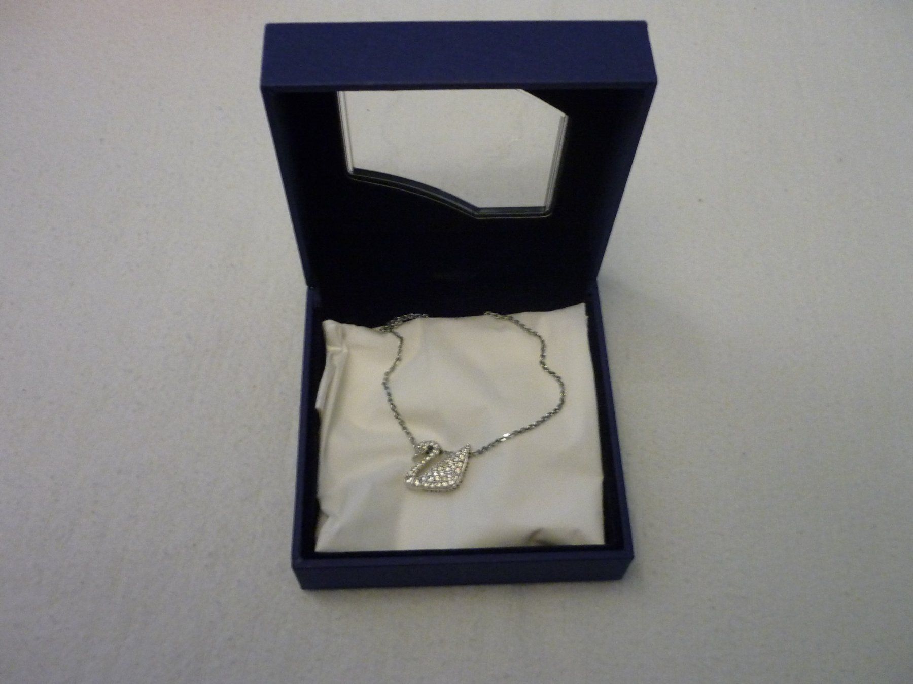 Catenine: Swarovski Halskette Schwan – Usato da Vaduz venduto da red94angel