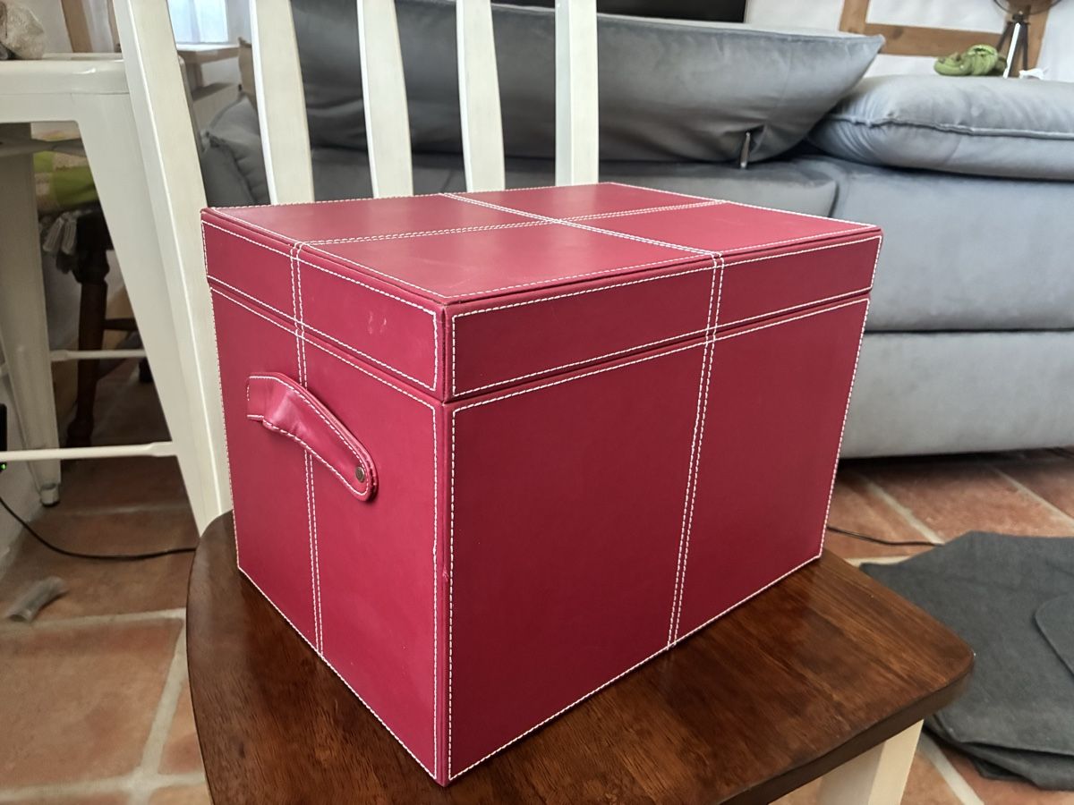 Interio Sonstige Dekorationen & Accessoires: Rote Kunstleder Truhen – Gebraucht aus Weiach von gabs_cdn