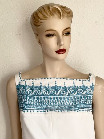 Weisses Sommerkleid mit blauer Bordüre