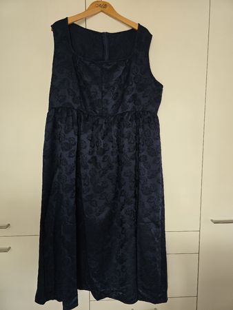 Elegantes dunkelblaues Dirndl Gr. 3 XL– neu