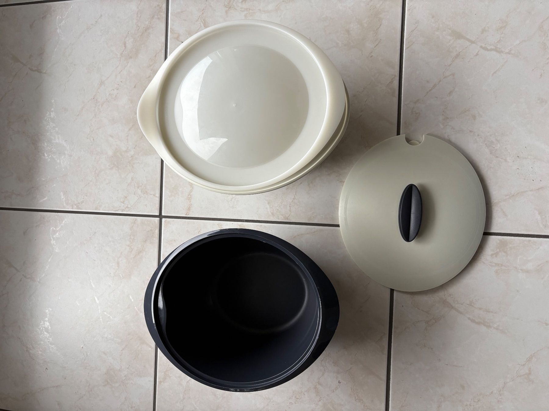 Tupperware Contenitori & Simili: Tupperware Sauciere mit Löffel und zwei Schüsseln – Usato da Lauerz venduto da Zuergi 1